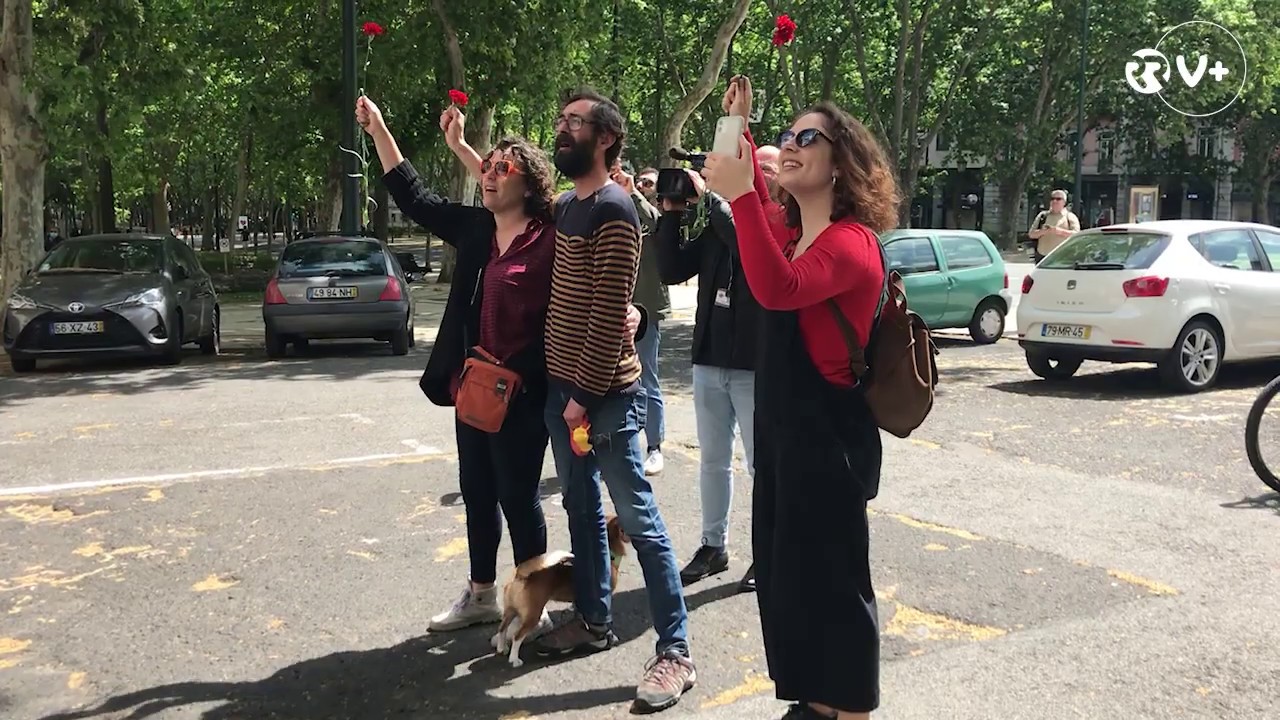 25 de abril em quarentena. Portugueses cantaram 