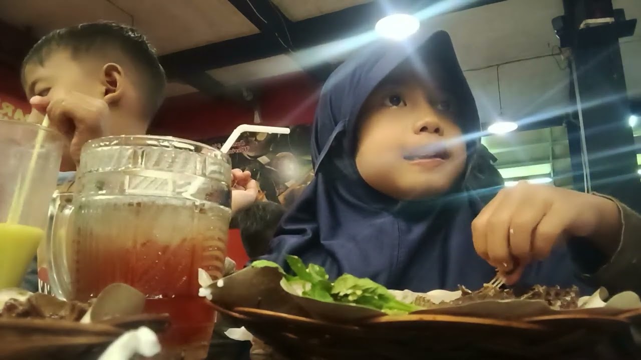 Anak gadis makan santai dan kalem