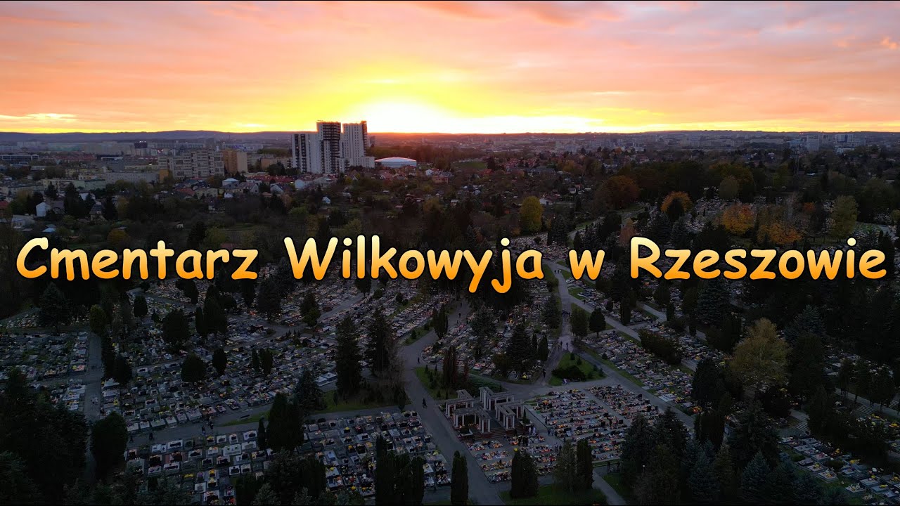 Rzeszów - panorama Cmentarza na Wilkowyi podczas Wszystkich Świętych