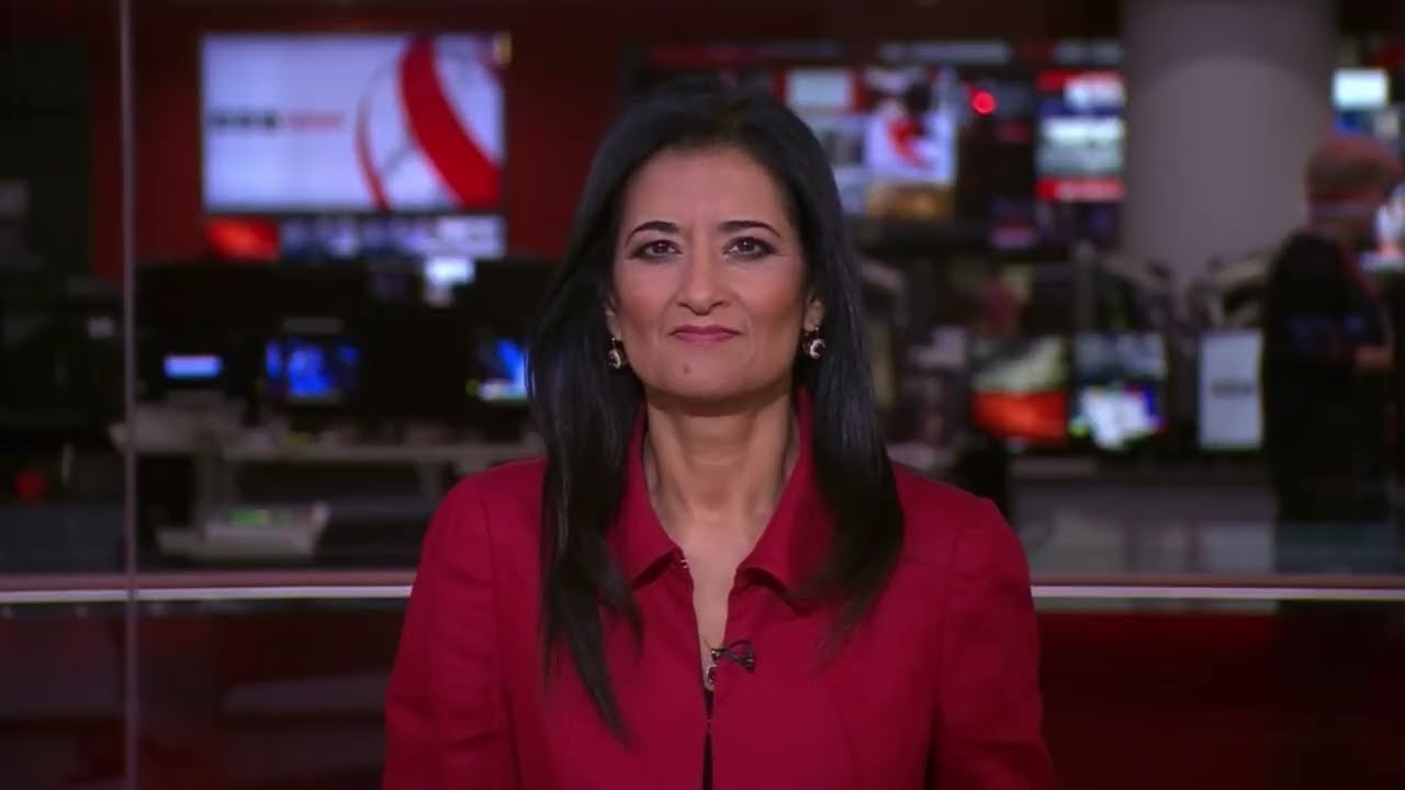 Вступительная программа новостей BBC (британская версия) в 10:00 24.12.25.