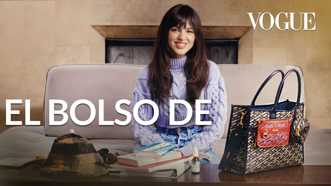 Eiza González confiesa TODO lo que guarda en su bolsa | El bolso de | Vogue México y Latinoamérica