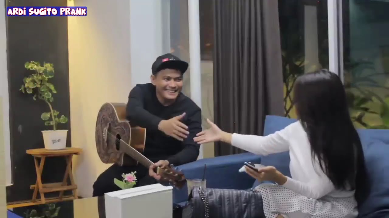 BERAWAL DARI PRANK NYANYI BERAKHIR DENGAN JATUH HATI 🥰 CEWEKNYA CANTIK CUY