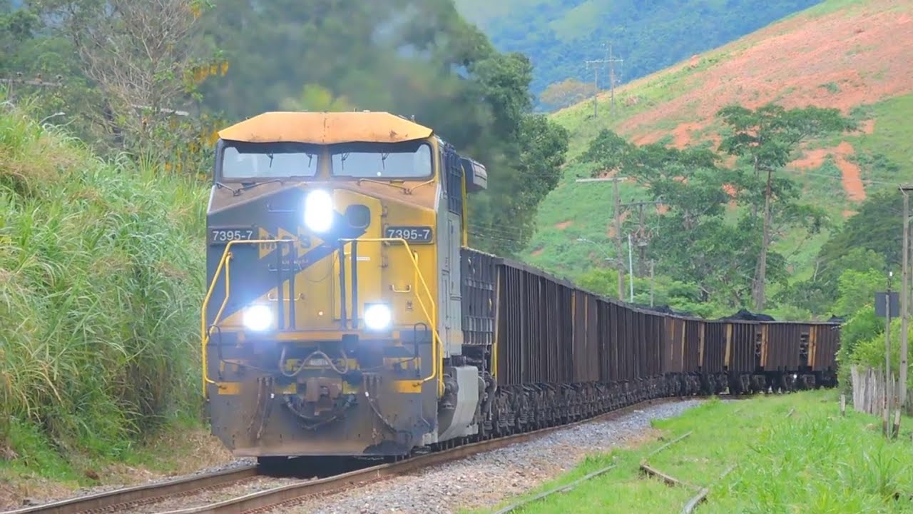 Trem de carvão carregado passando pelo pátio de Serraria-MG em velocidade reduzida com locotrol