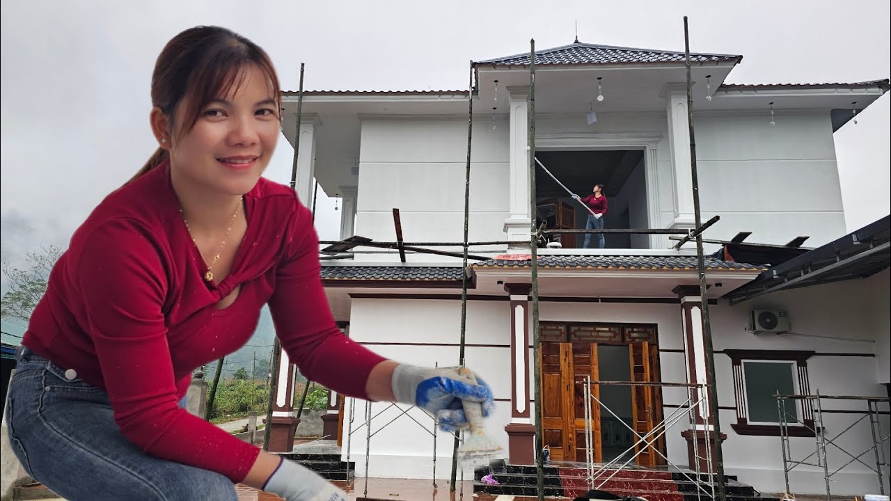 A rural girl returns to her hometown to paint a new house.