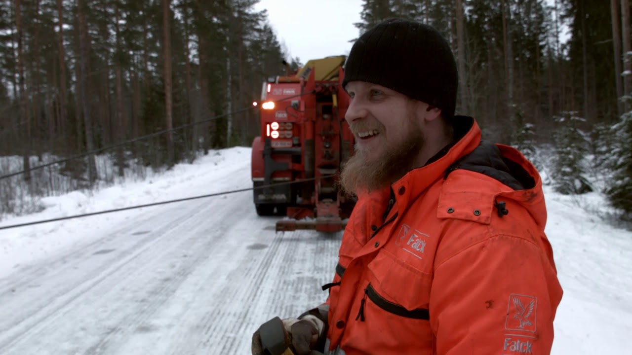 Kuorma-auton nosto - Kiukaisten Autopelti ja Hinaus