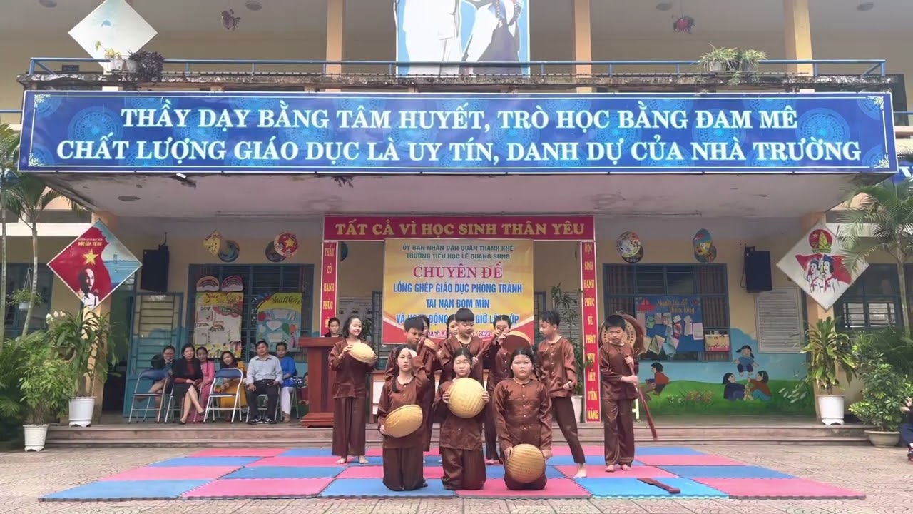 Bài ca tôm cá - Tốp múa HS lớp 5/2 trường TH Lê Quang Sung
