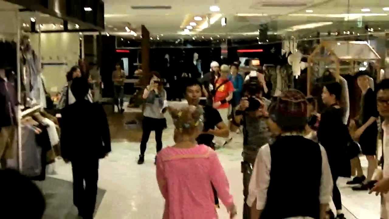 Kyary Pamyu Pamyu  きゃりーぱみゅぱみゅ at Shibuya PARCO 8/20/11 PONPONPON