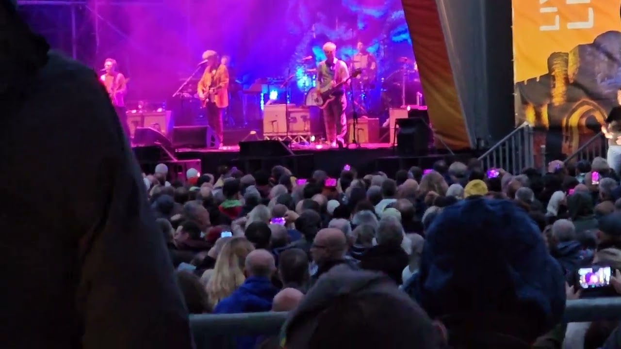 CROWDED HOUSE - DONT DREAM ITS OVER - (LIVE @LINCOLN CASTLE 15/6/2024)