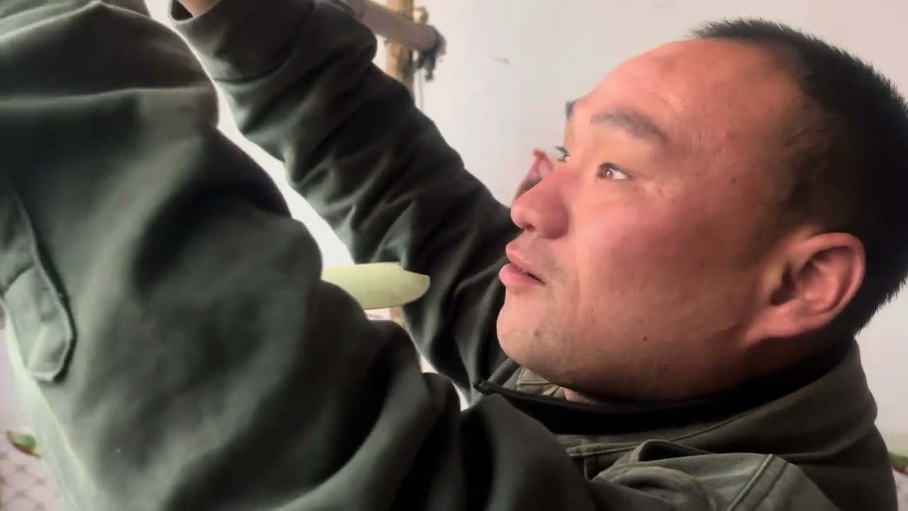 红伟不吭声收拾屋子呢！说安空调怕麻烦鑫磊 自己先把卫生收拾好 #我的乡村生活 #传递温暖