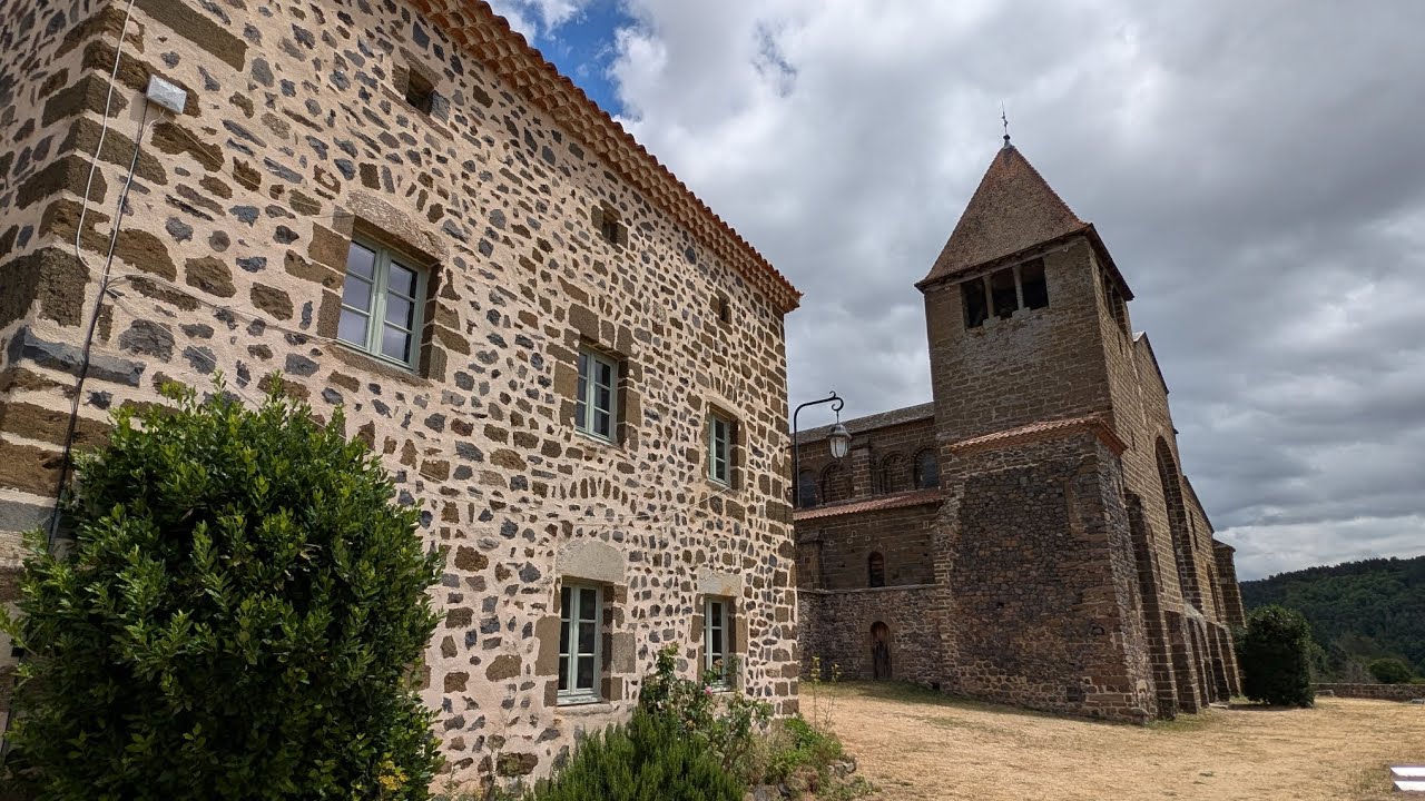 Visite en musique du PRIEURÉ DE CHANTEUGES (Haute-Loire)