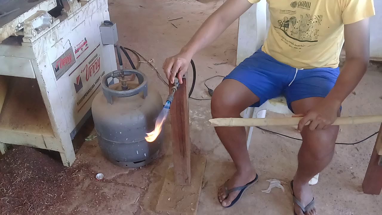 Tratamento de bambu com fogo e óleo diesel