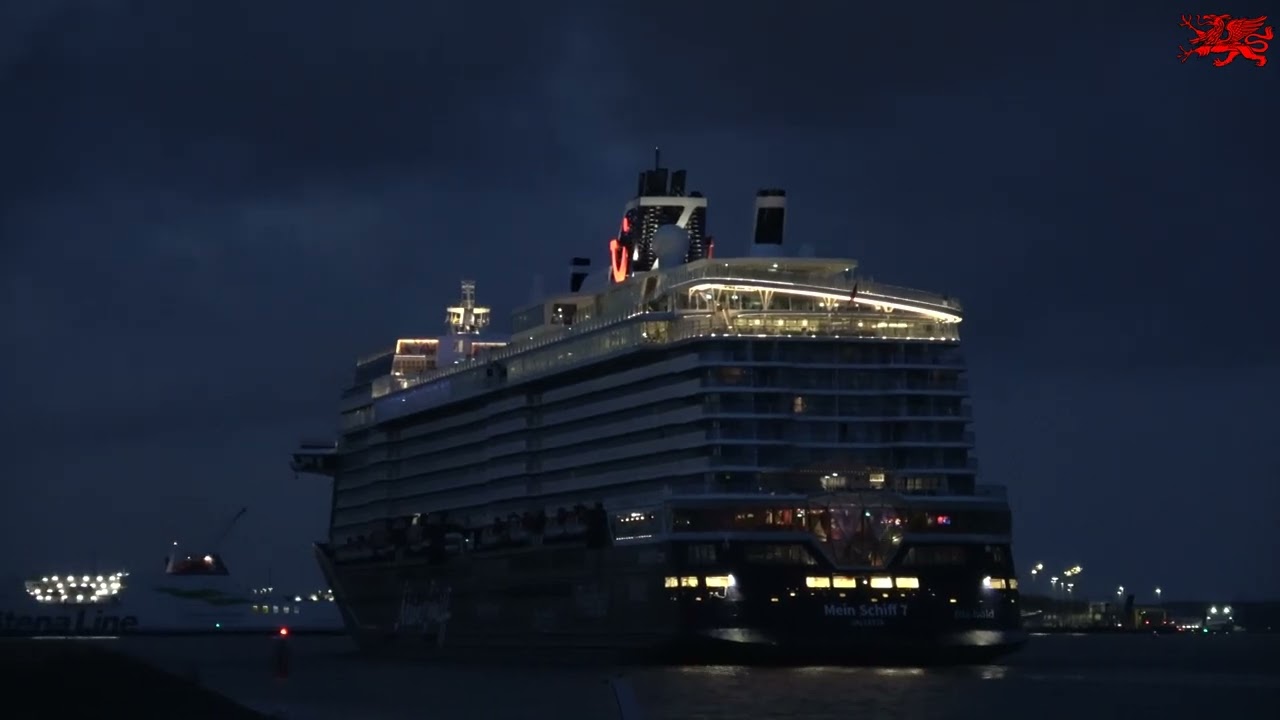 26.08.2025 Warnemünde: Das Kreuzfahrtschiff „Mein Schiff 7“ beim Einlaufen am Molenfeuer um 5.20 Uhr