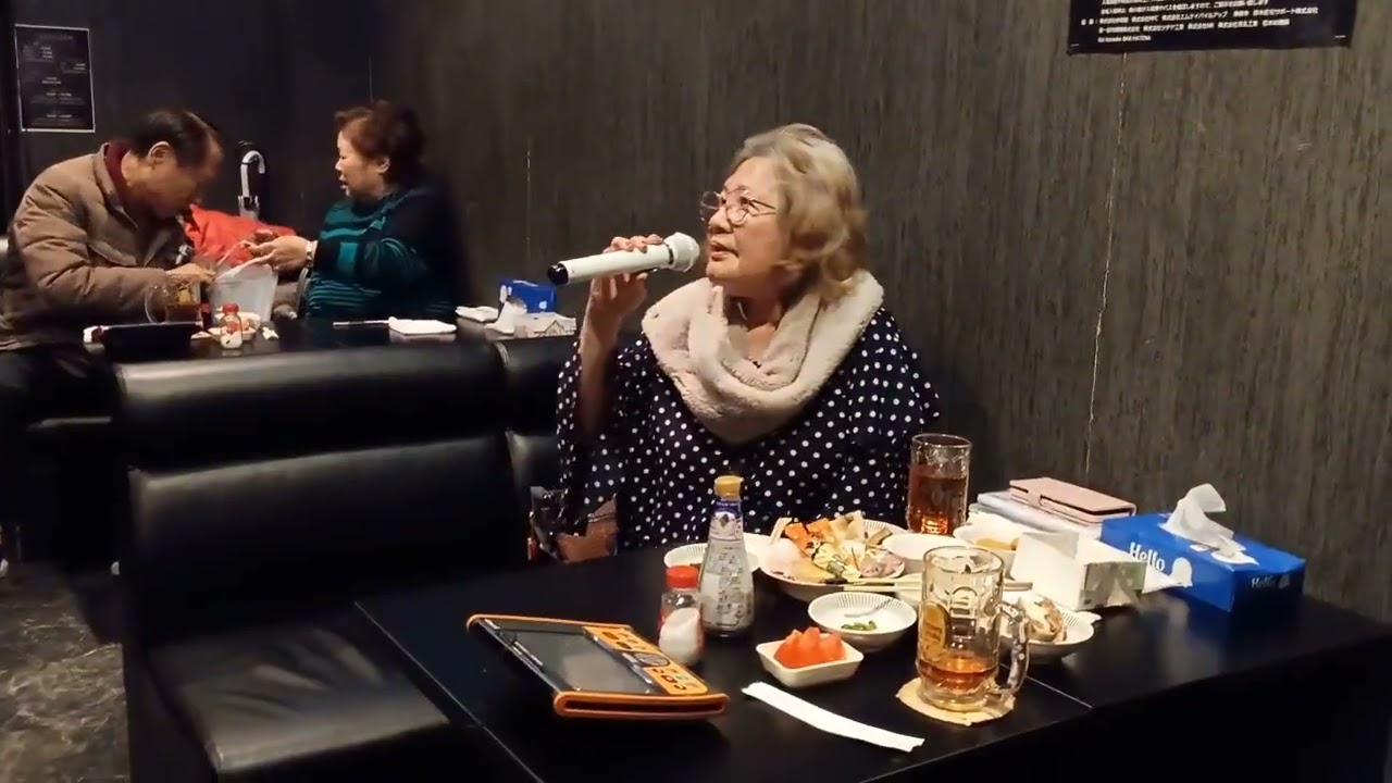 かすみマリが八代あきの女の街角を唄いました。