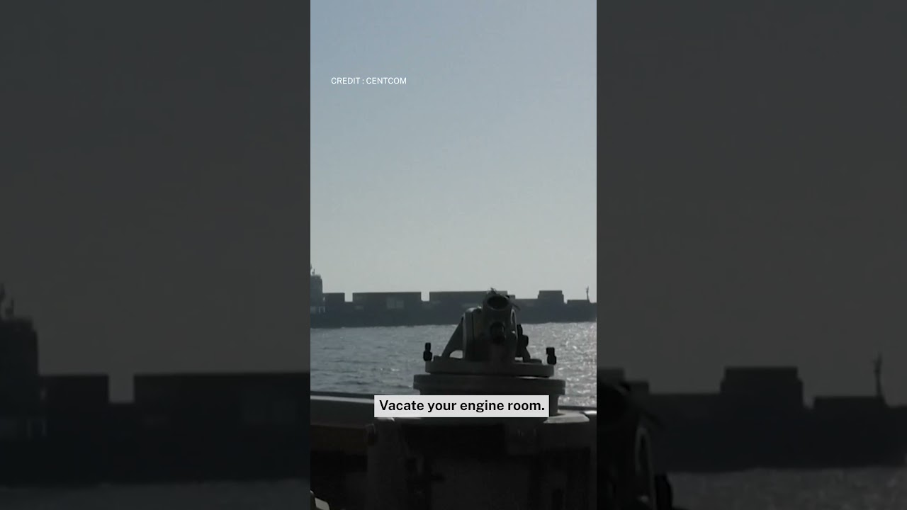 На видео, снятом американскими военными, видно, как эсминец ВМС США открывает огонь по иранскому ...