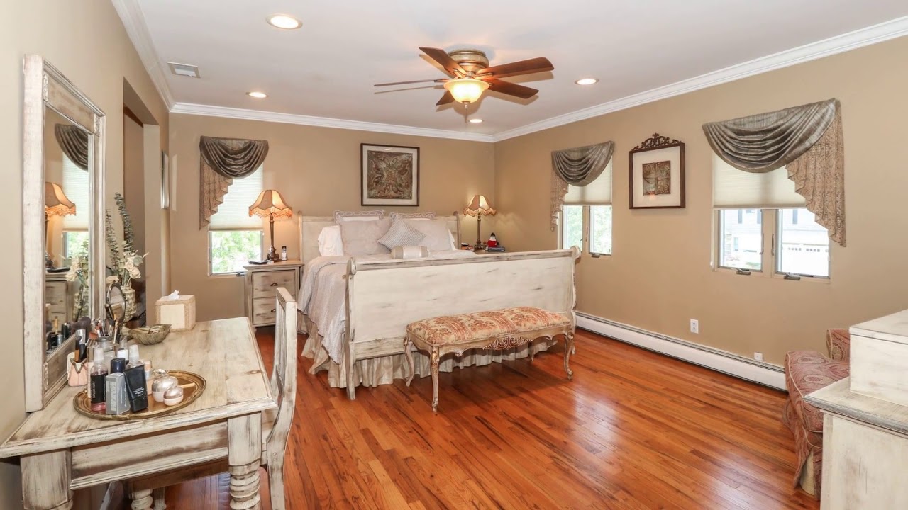 32 Joyce Lane, Woodbury, NY 11797