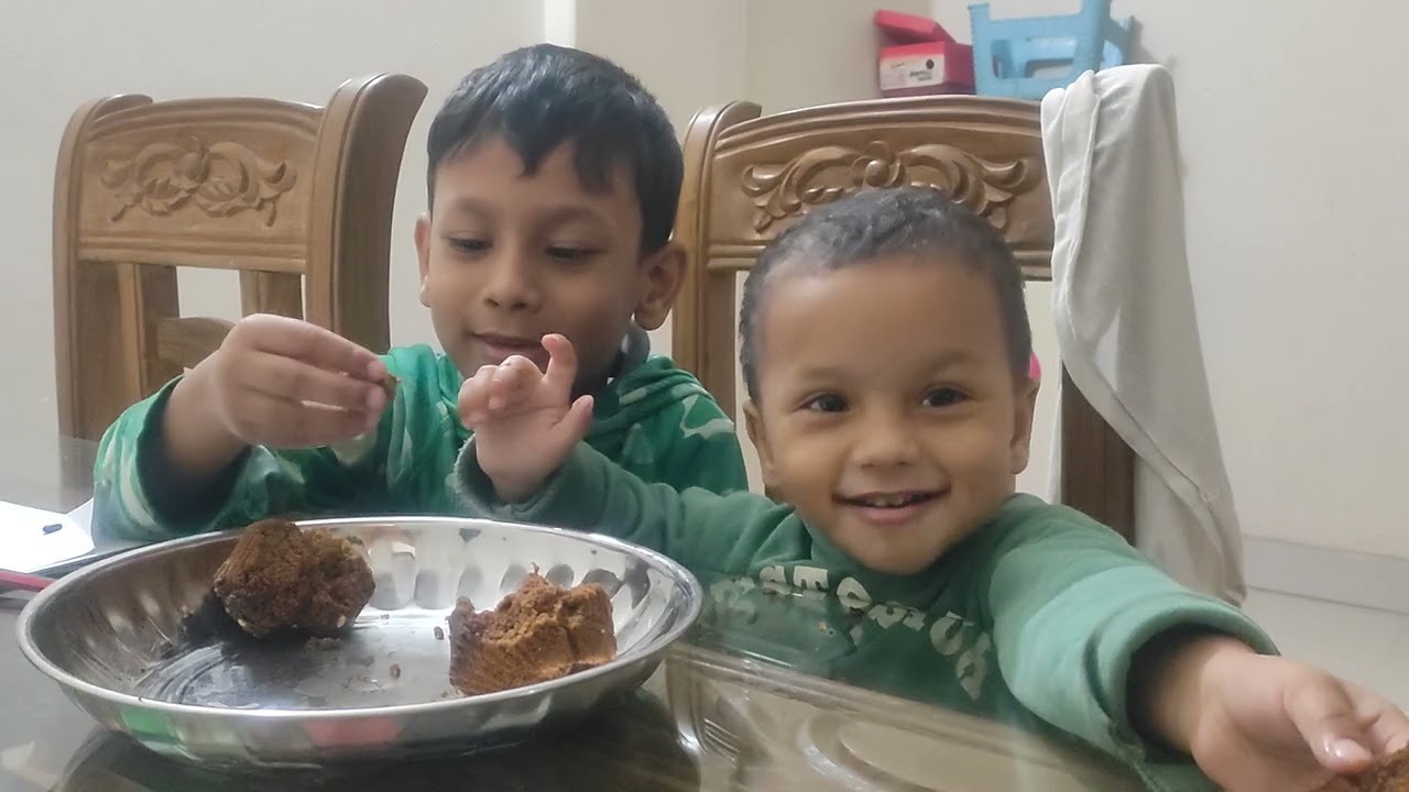 Ayraa 💜 Ayaan eating cake 