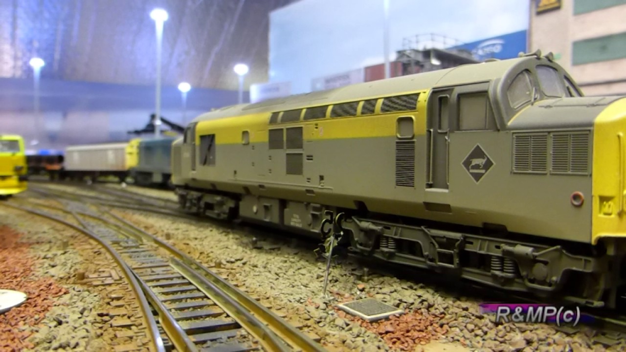 Visitors 10 - Bachmann 32-785DS Class 37  (DCC Sound)