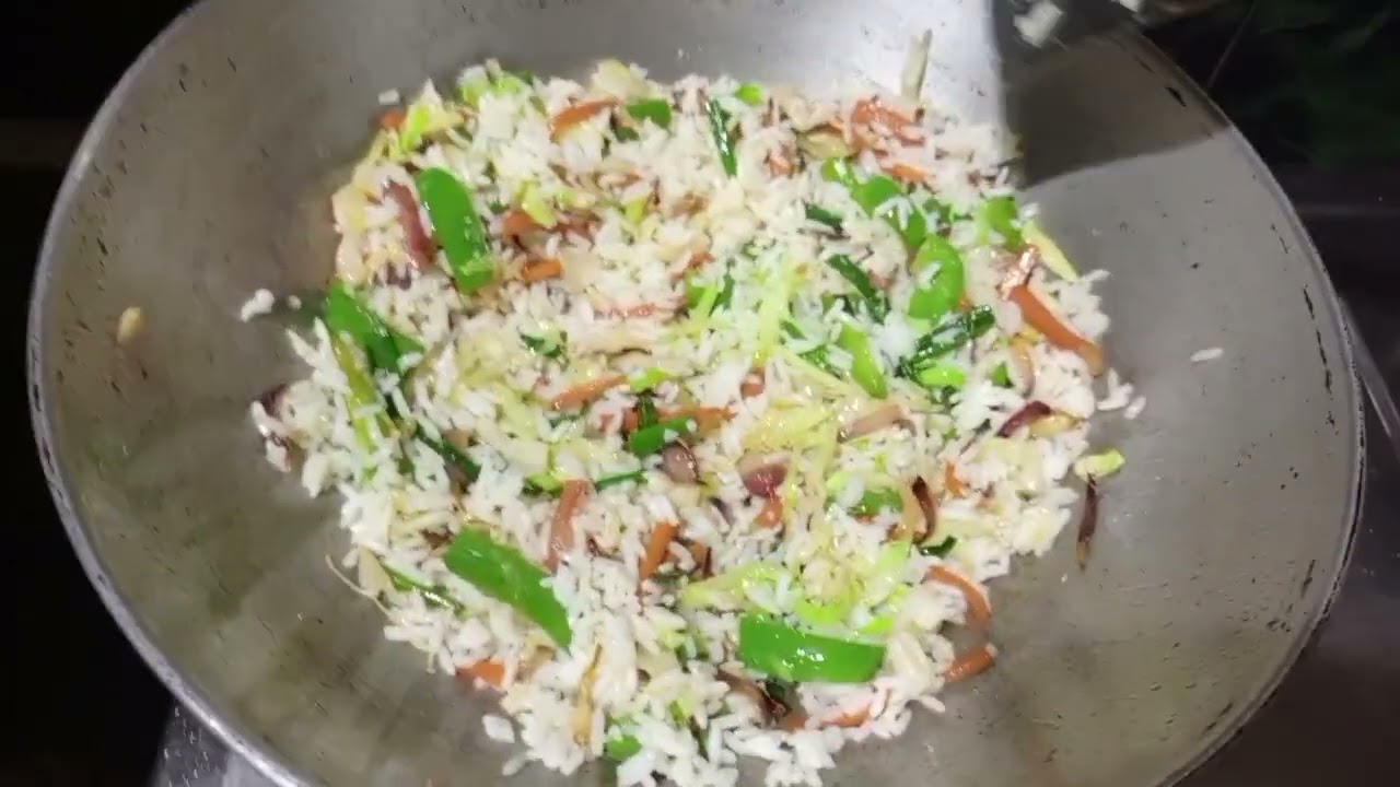 বেচে জাওয়া বাদী ভাত দিয়ে খুব টেষ্টি ফ্রাই রাইস বানিয়ে ফেলুন খেতে দারুন হয়েছে#recipe#cooking