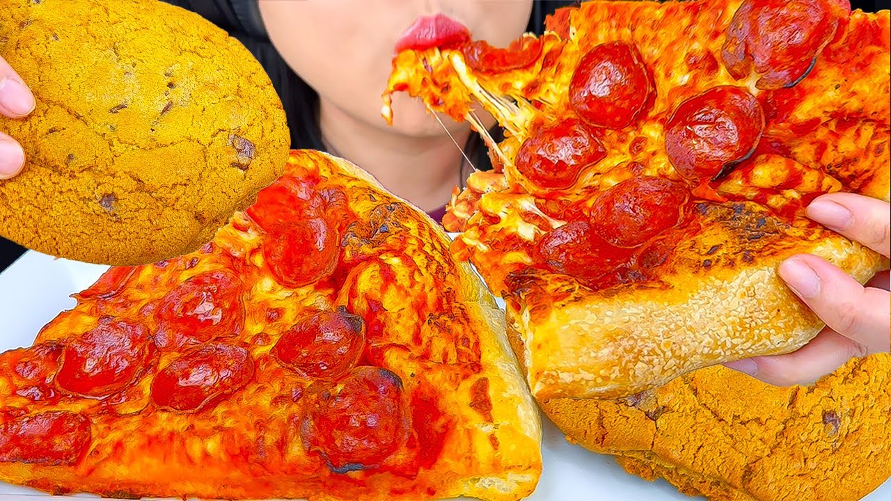 ASMR BIG SLICE OF PIZZA and GIANT CHOCOLATE CHIP COOKIE from Costco (Eating Sounds) ASMR Phan