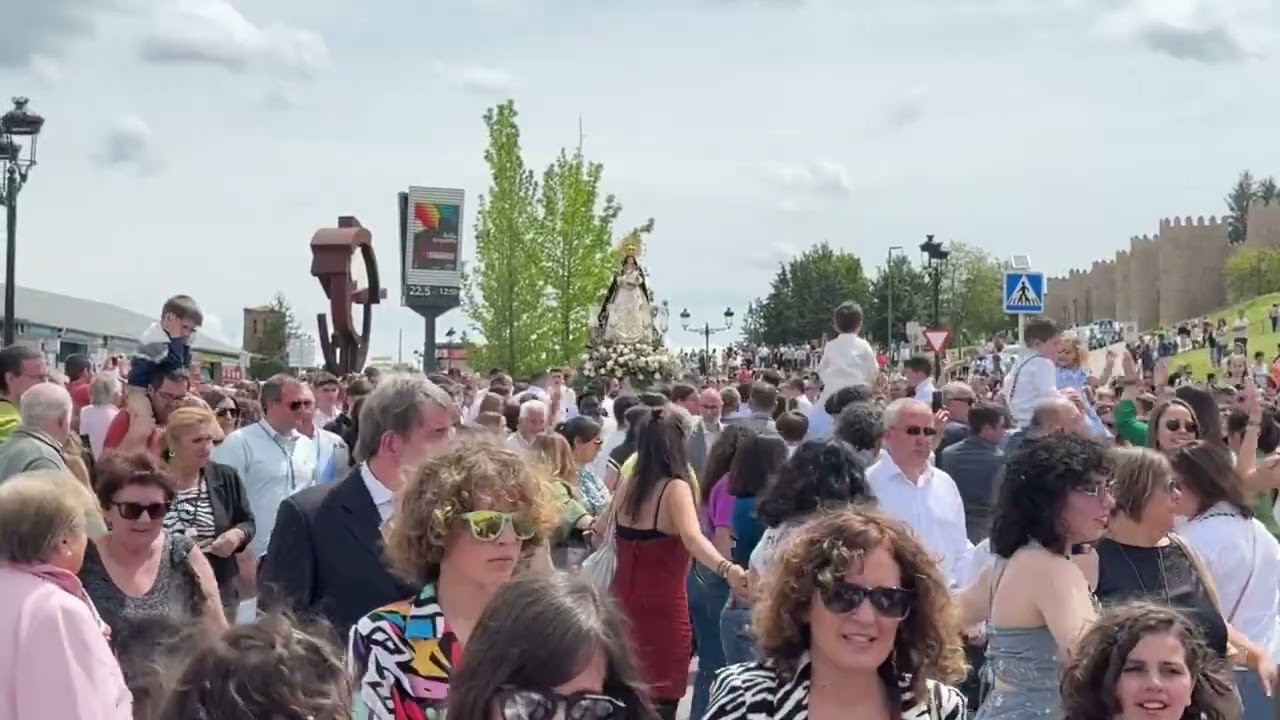 Los Mozos de las Vacas bailan el pasodoble “El gato montés” con la imagen de su Virgen