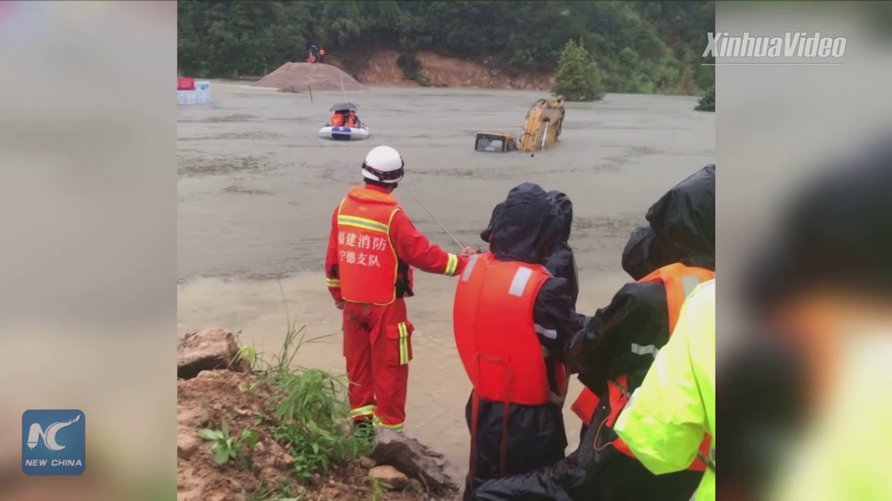 Moment of life and death! Chinese firefighters rescue 25 people trapped in flood