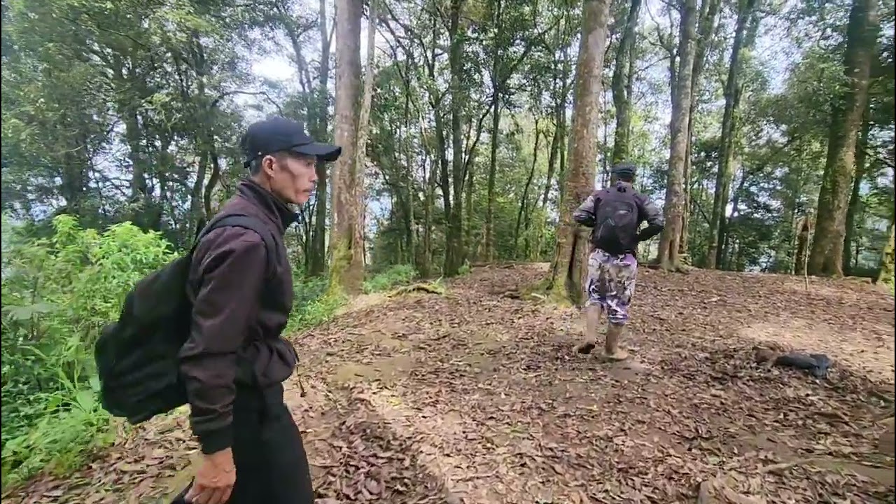 Sudah sampai di PUNCAK GUNUNG PALASARI, ada sesuatu yg menarik 
