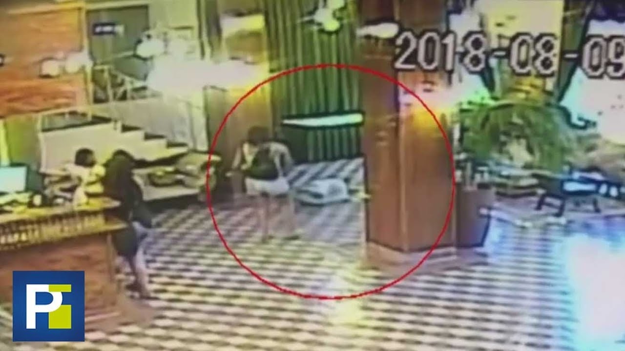 Una hu&eacute;sped empuja contra el piso a la empleada de un hotel en Miami y sale caminando tranquilamente