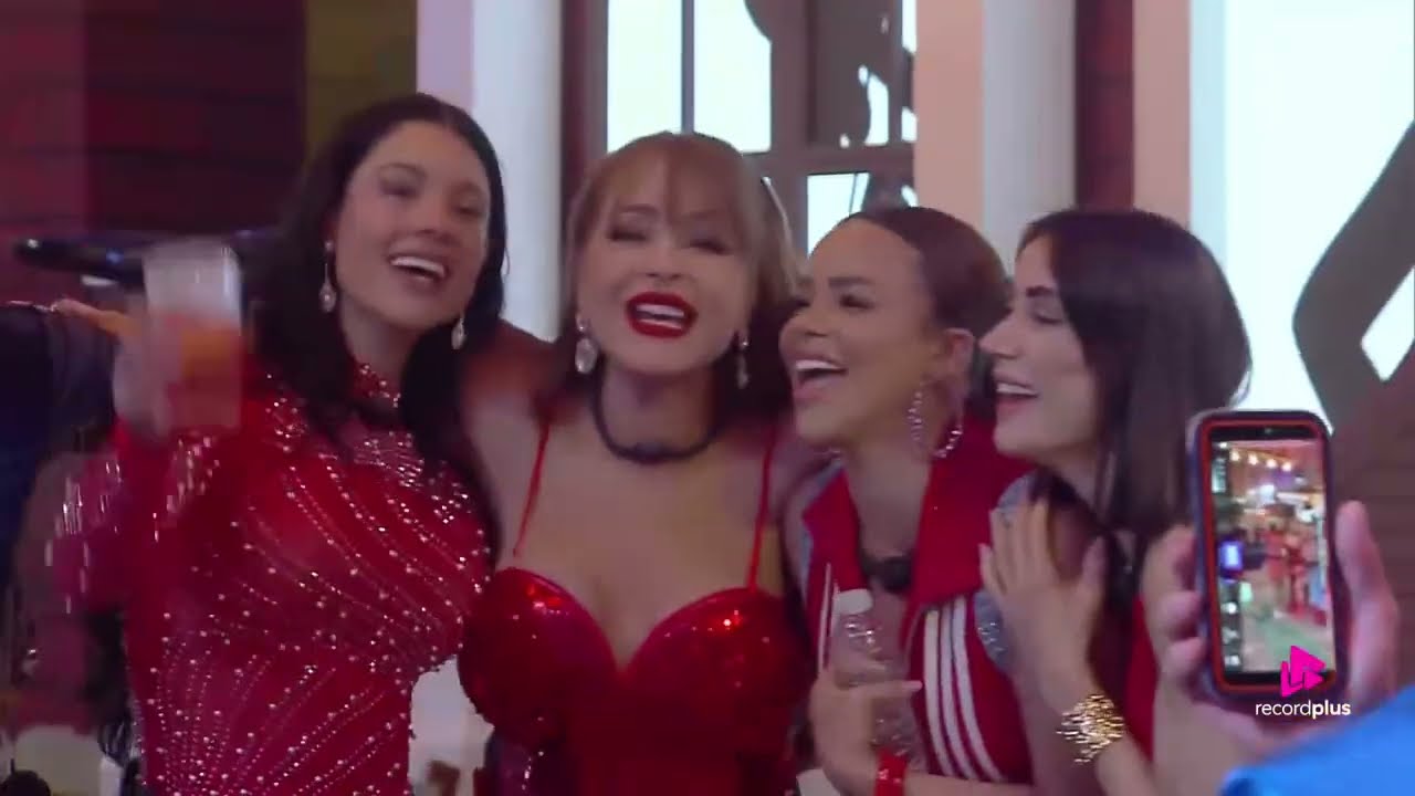 A FAZENDA 17: Gaby Spanic arrasa ao som de A Usurpadora durante festa
