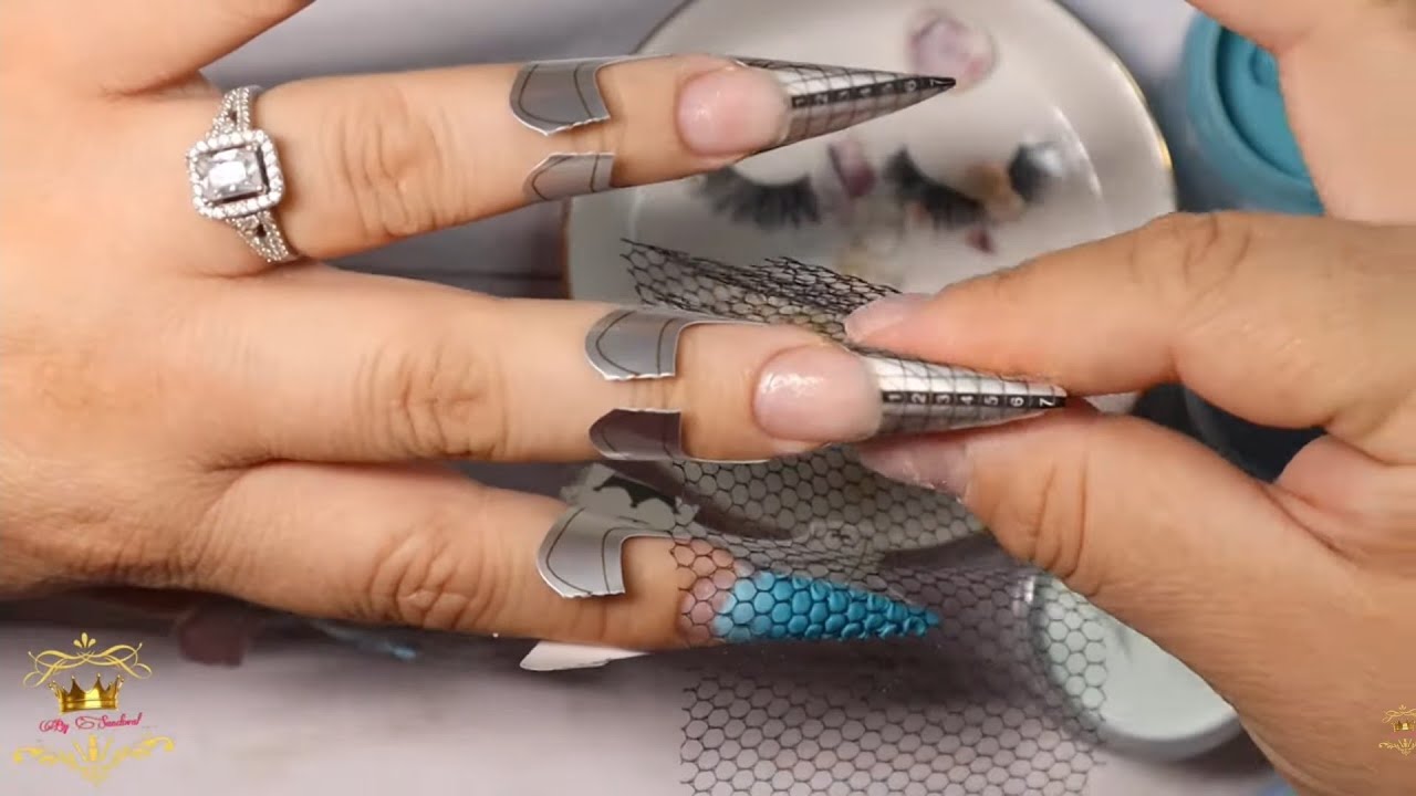 Diseño con Formas Esculturales y Estrella de Mar, Uñas que Brillan en la Obscuridad
