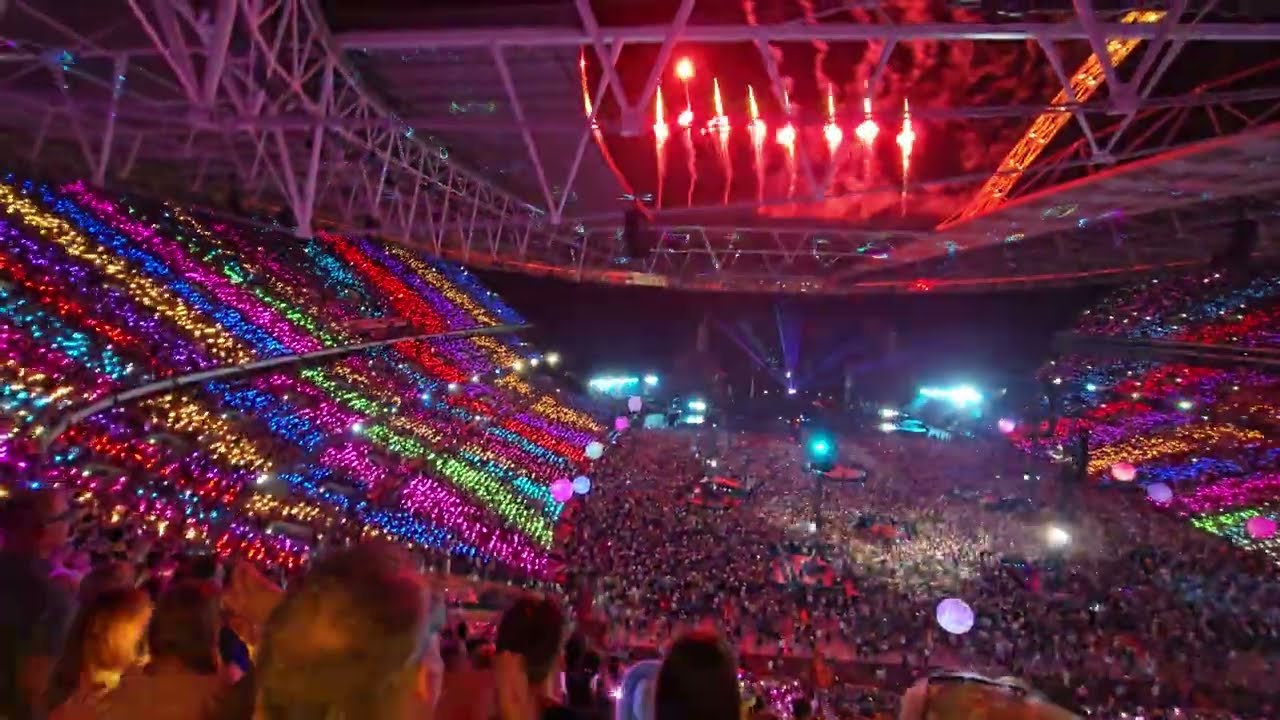 feelslikeimfallinginlove | Coldplay Wembley