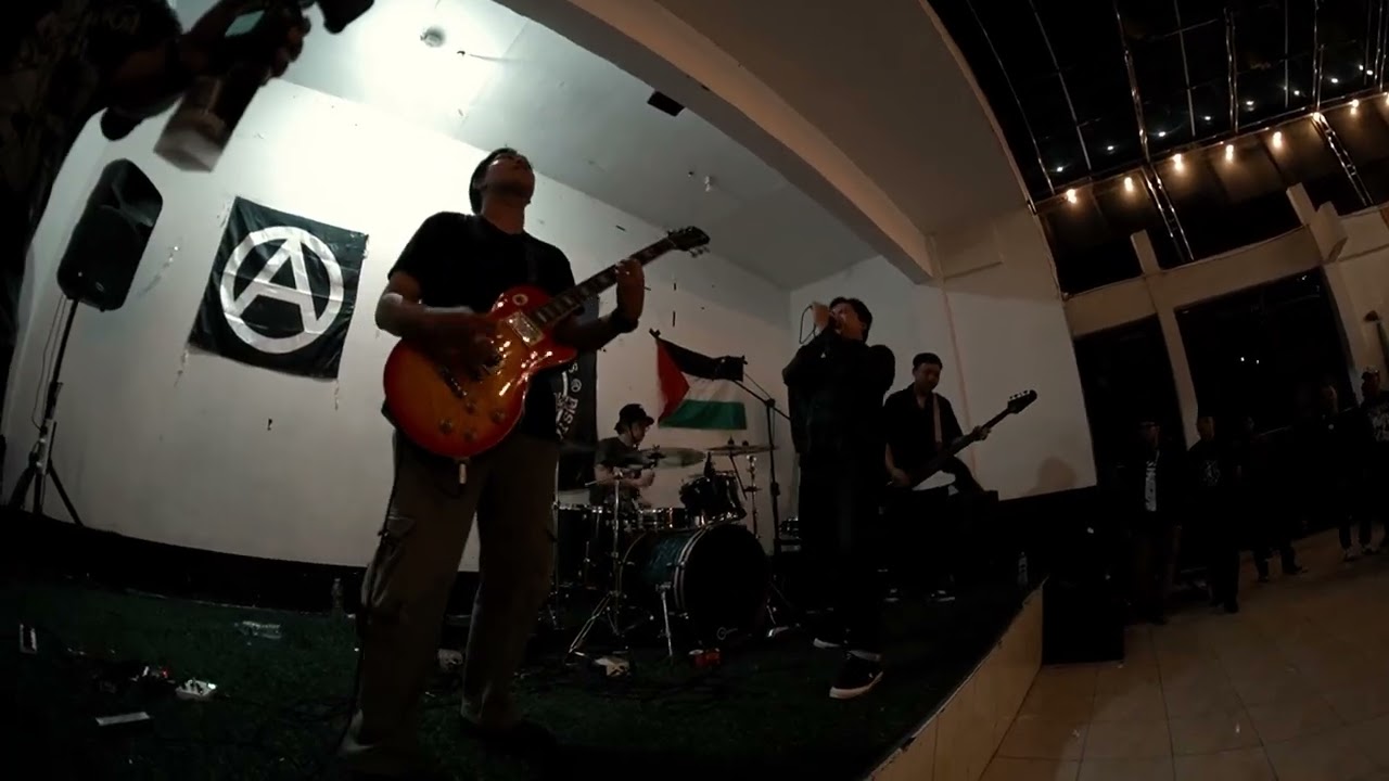 DISCRUSHT [LIVE AT DISTRICT OF CHAOS #7]