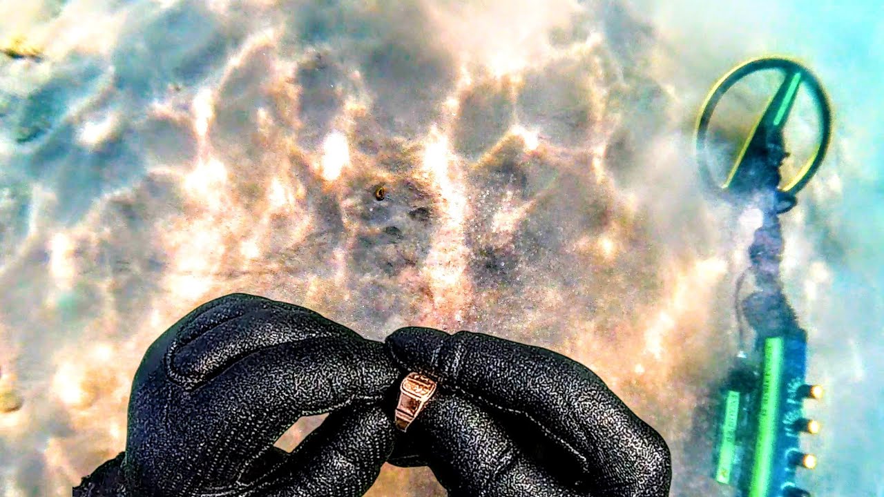 Metal detector subacqueo in  Spiaggia d'Oro