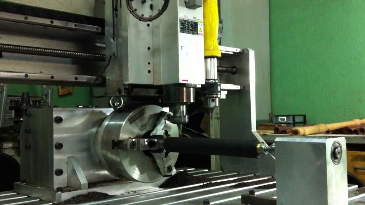 M&aacute;quina Mod. SH-02 Usinando com 4 Eixo uma Flauta