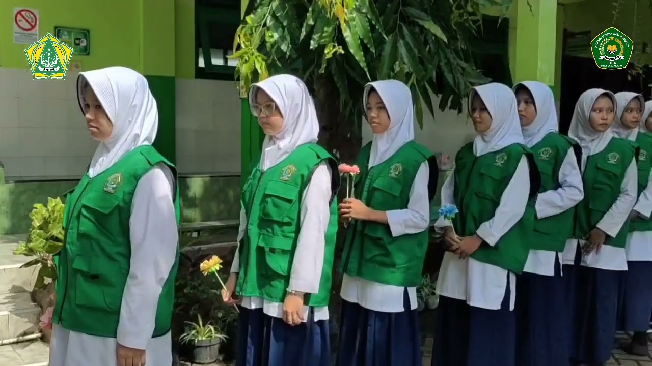 KEGIATAN UPACARA BENDERA MEMPERINGATI HARI GURU NASIONAL TAHUN 2025 PUTRI 