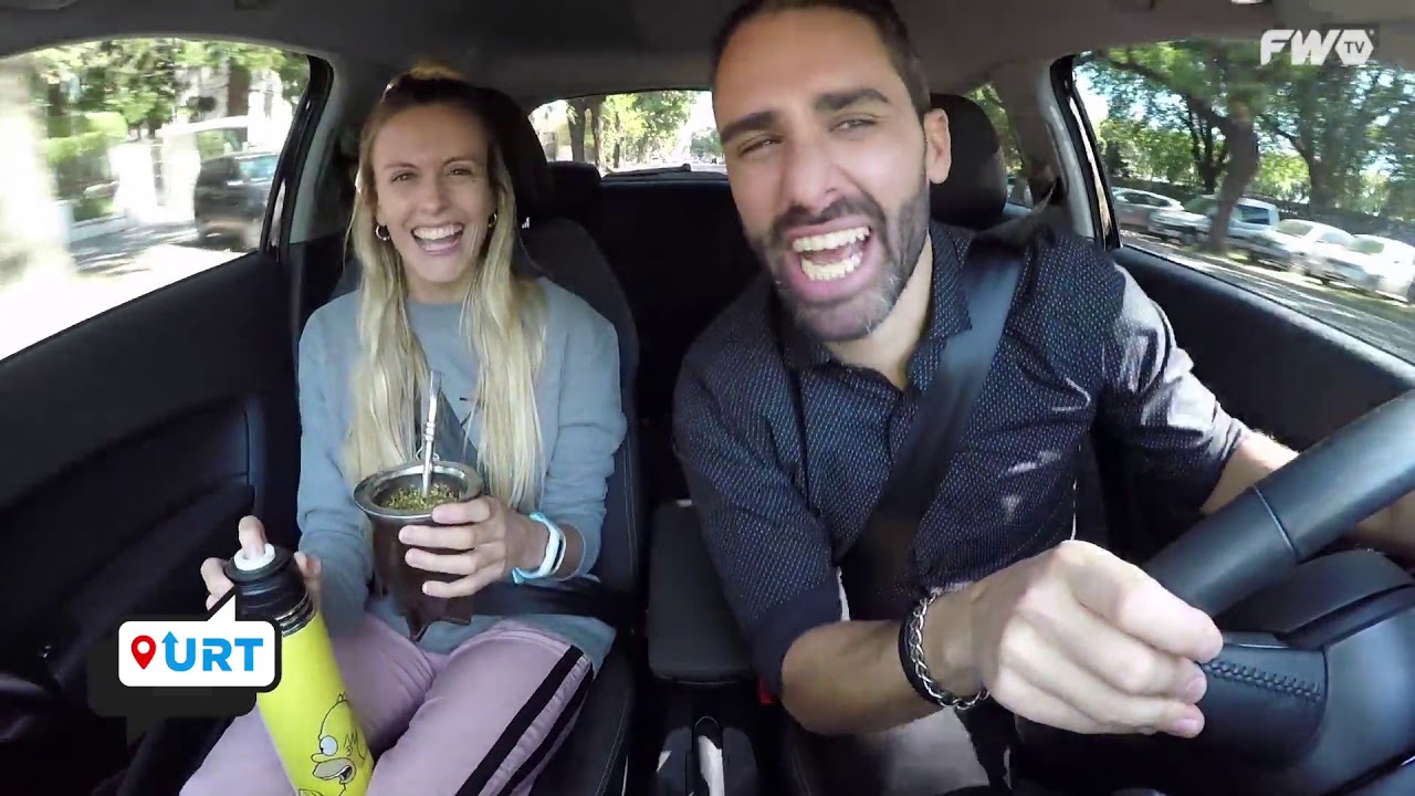 Mel Lezcano de Agapornis se sube al auto del Pollo Álvarez toma mate, canta y habla de todo