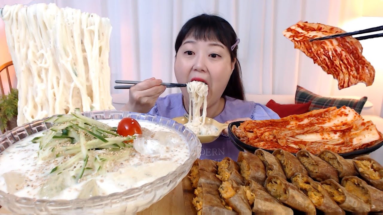 돌얼음 동동 시원고소한 콩국수 매콤한 김치메밀전병 배추김치 먹방 Kong Guk-su  Cold bean-soup noodles Kimchi Koreanfood Mukbang