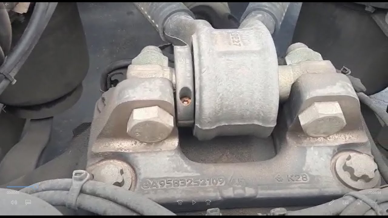 Suspensão traseira e barra estabilizadora veja os detalhes Axor Mercedes-Benz