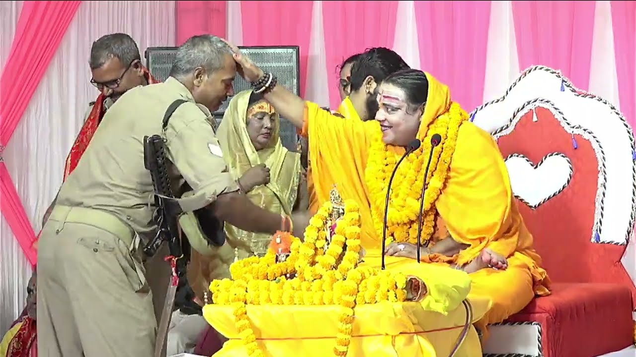 कथा के अंतिम दिवस में सभी पुलिसकर्मियों को महामंडलेश्वर हेमलता सखी के द्वारा सम्मानित किया गया    
