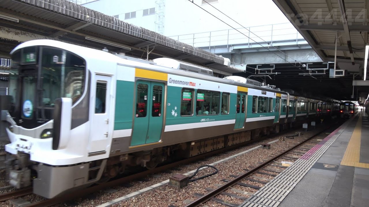JR西日本227系広島電鉄グリーンムーバーマックスラッピング･227系ミュージックホーン　広島駅　Green mover max