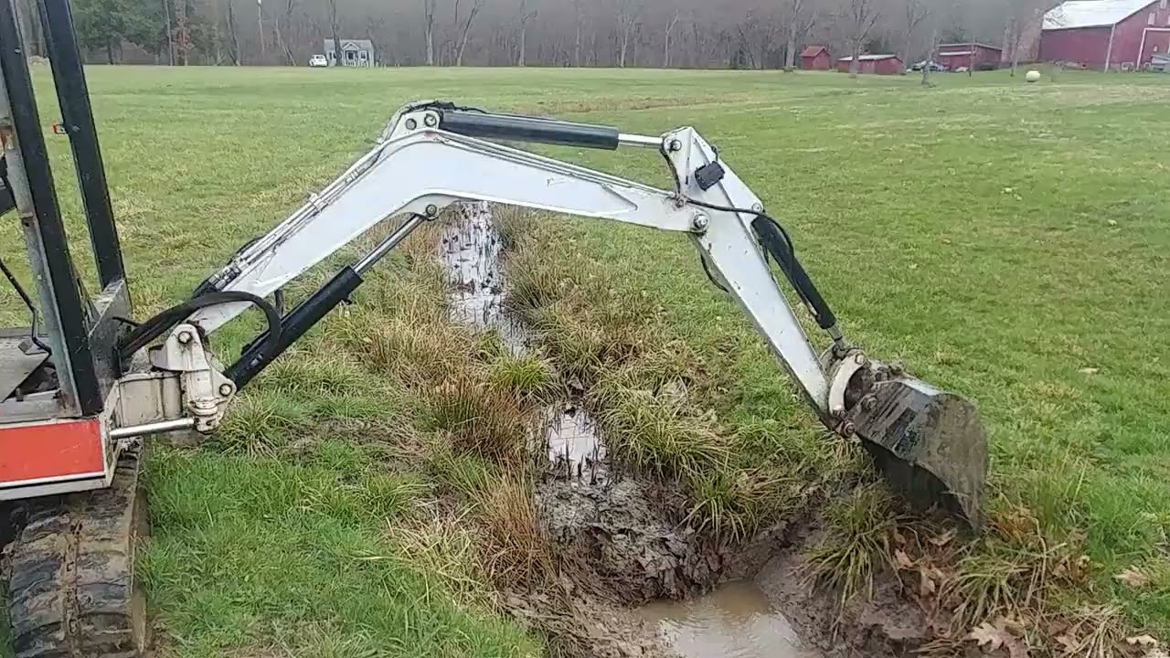 Ditch Digging With An Old Excavator!!