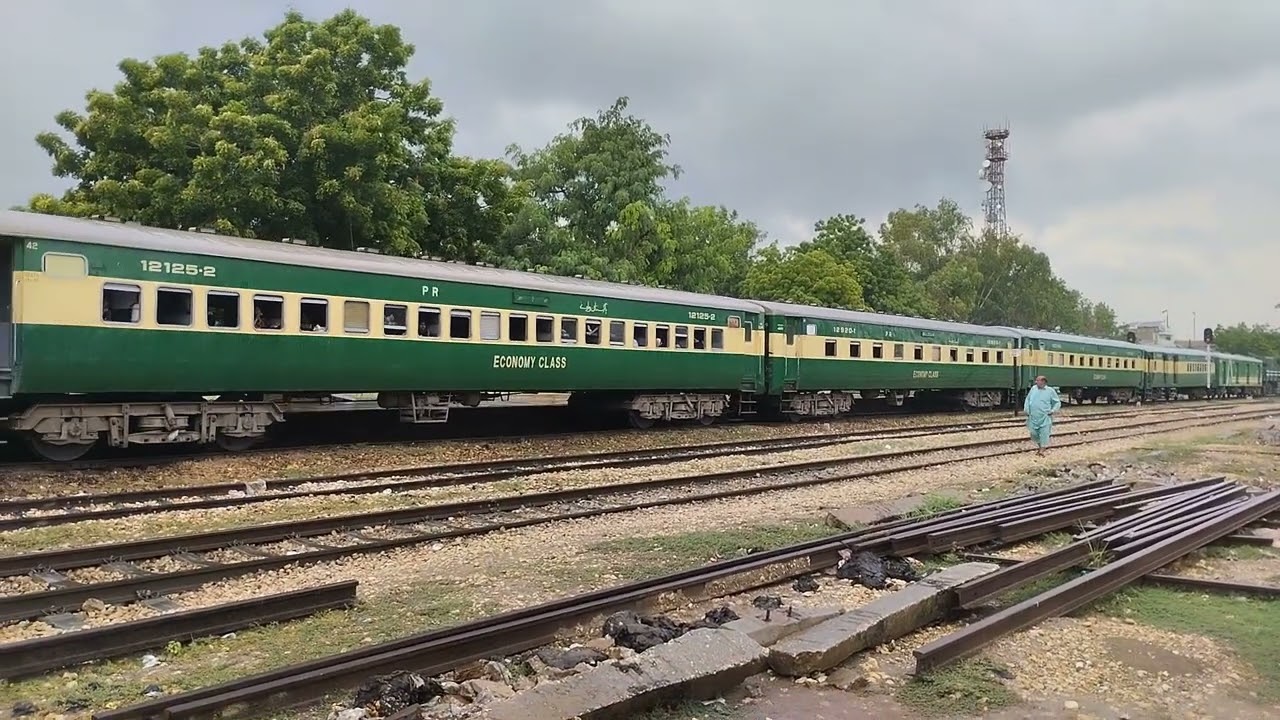 27 Up Shalimar Express Departure From Nawabshah Railway Station.@The_Railway_Route 20/9/2023