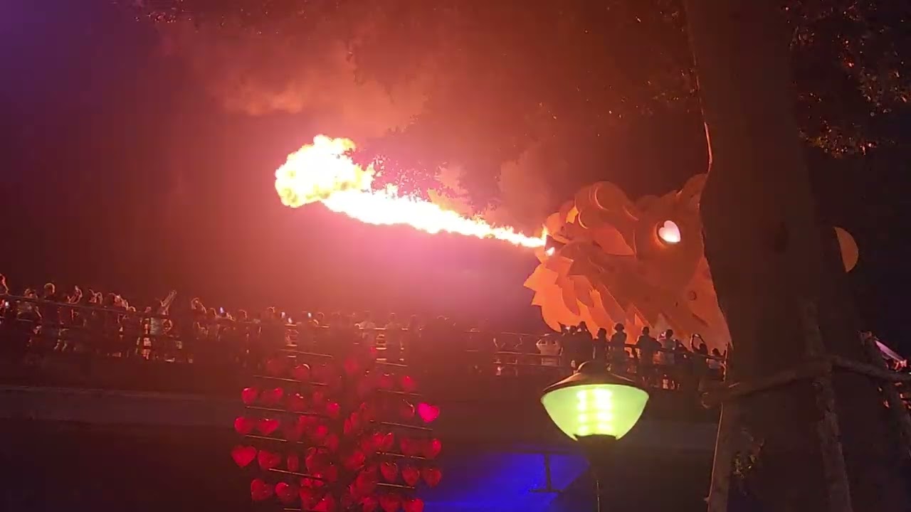 Dragon spray fire and water