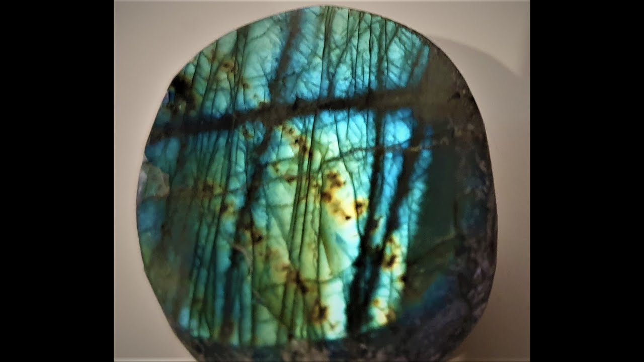 Nettoyage et purification d'une  pierre la labradorite  LITHOTHERAPIE