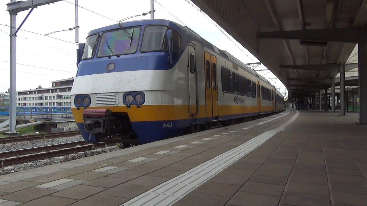 SGMm 2963 + 2143 vertrekken uit station Amsterdam Muiderpoort