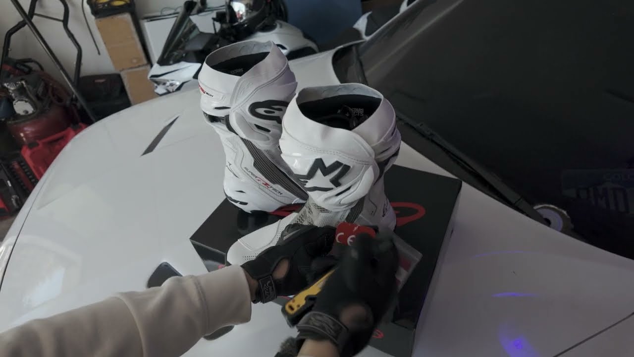 Alpinestars White Supertech R Vented Boots - Unboxing - 1st Vid