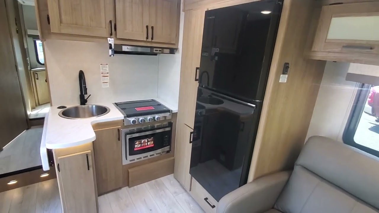 2025 coachmen leprechaun 260ds