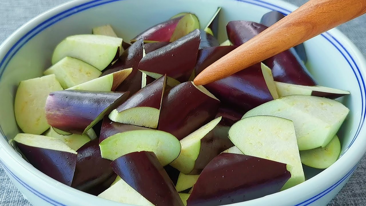 Сегодня я поделюсь с вами вкусной едой, приготовленной из баклажанов