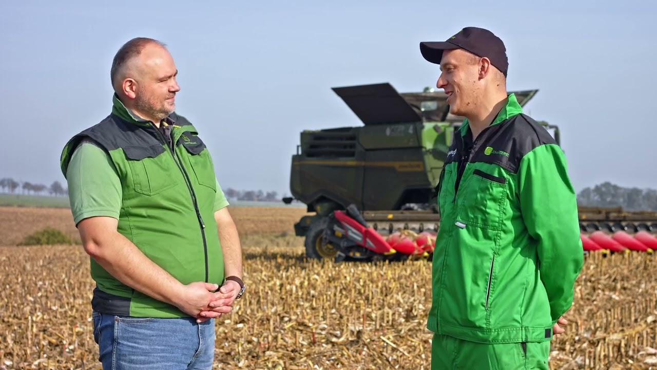 John Deere X9 w polu kukurydzy