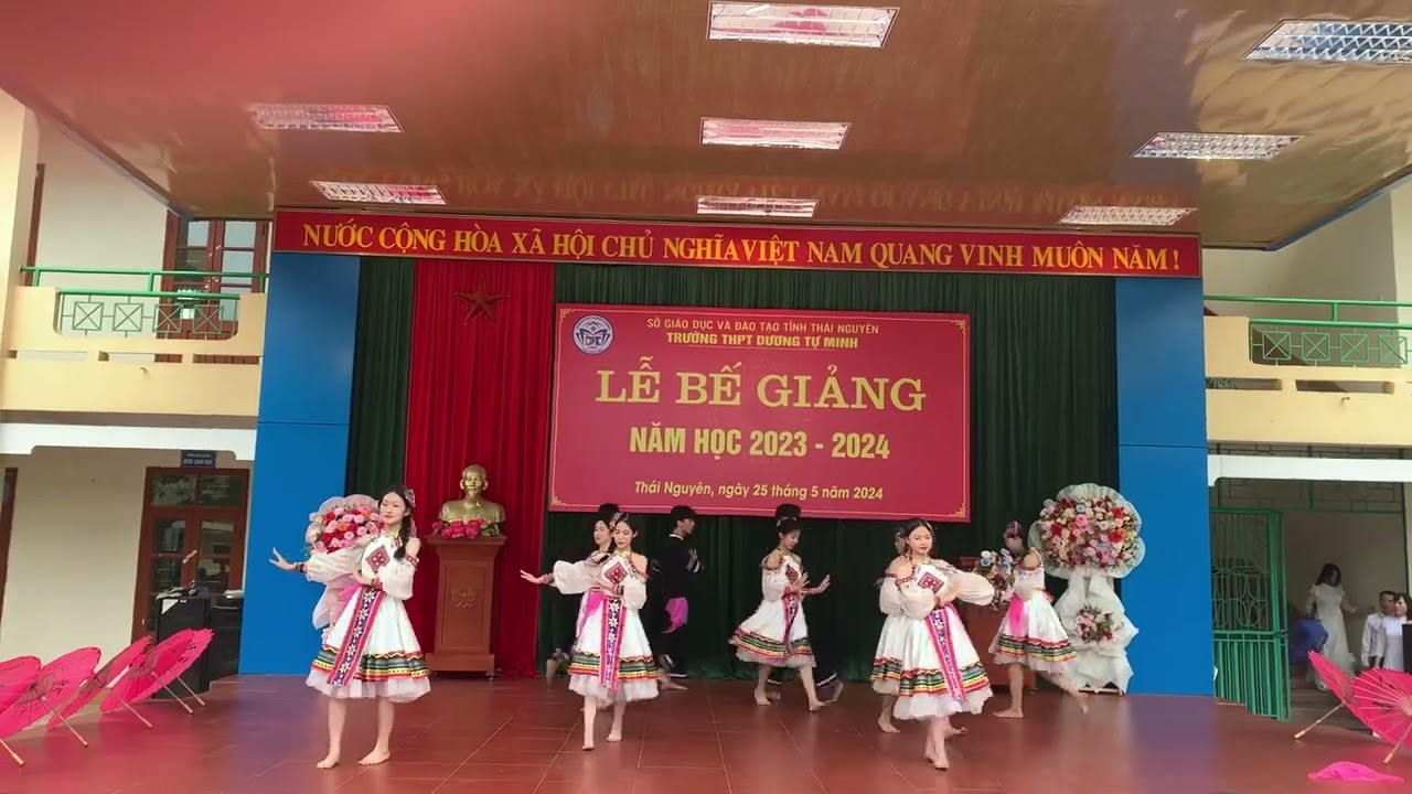 Múa Đại Bản - cre: ban múa NEU