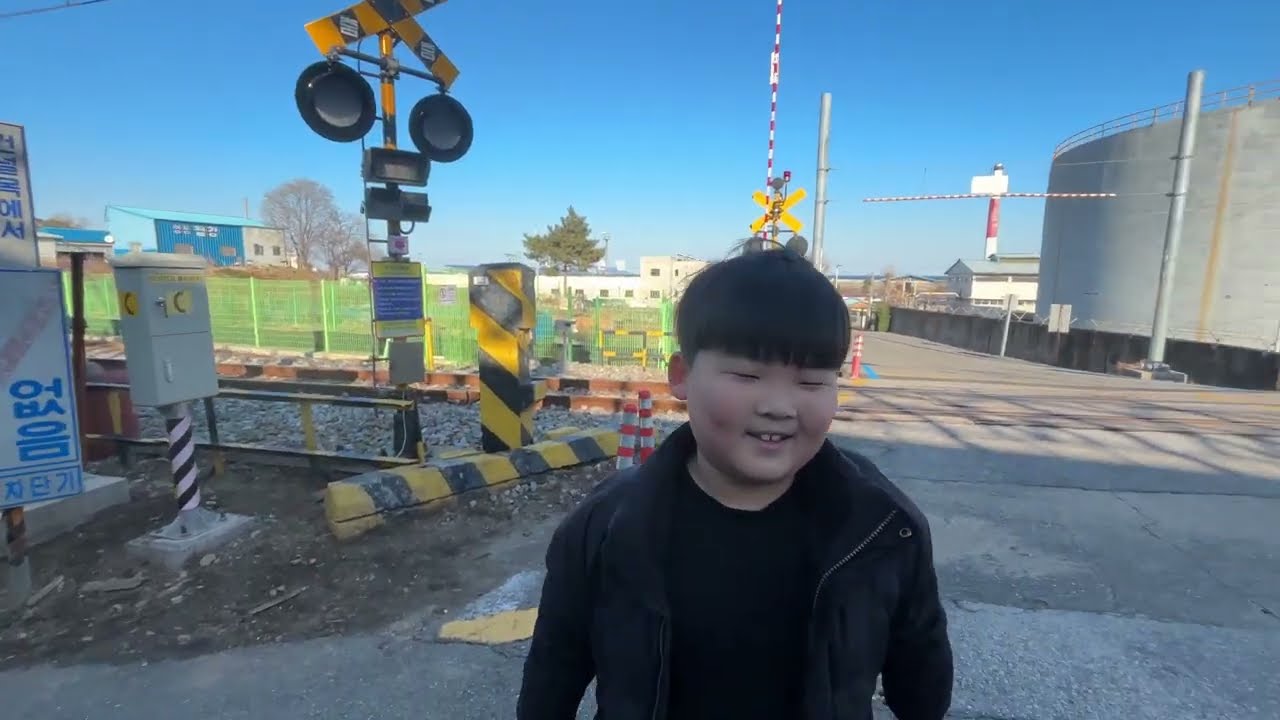 아름다운 바다와 열차 건널목, 하지만 폐쇄되어 갈 수 없는 건널목이 되어버렸다